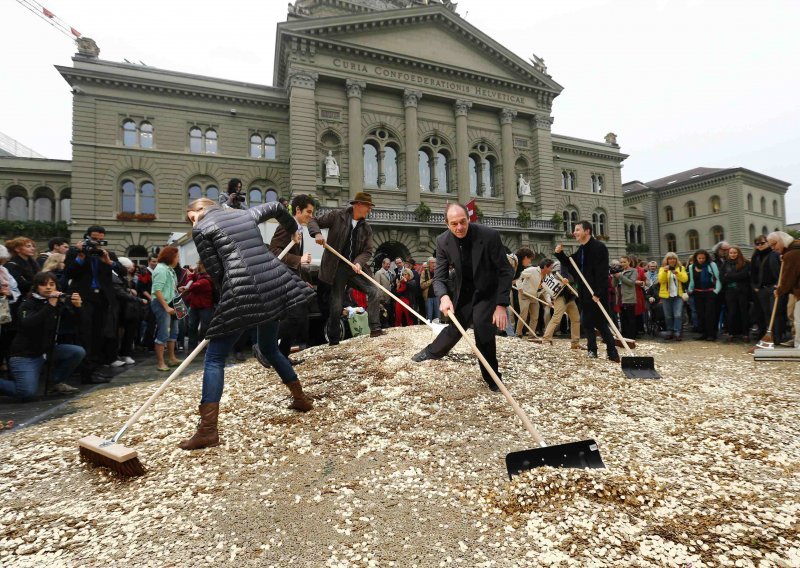 Švicarci prosuli 14 tona novca pred parlamentom