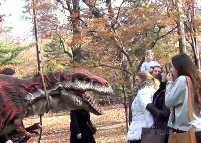 Izbezumio klince u parku prošetavši s dinosaurom na lajni