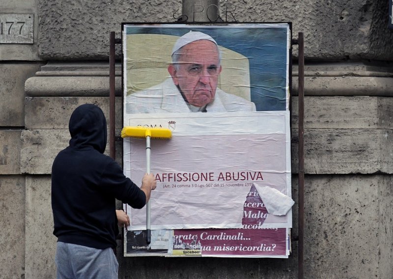 Posteri protiv pape osvanuli u Rimu, policija istražuje