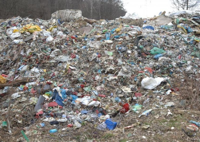 Gorio divlji deponij smeća u Zagrebu