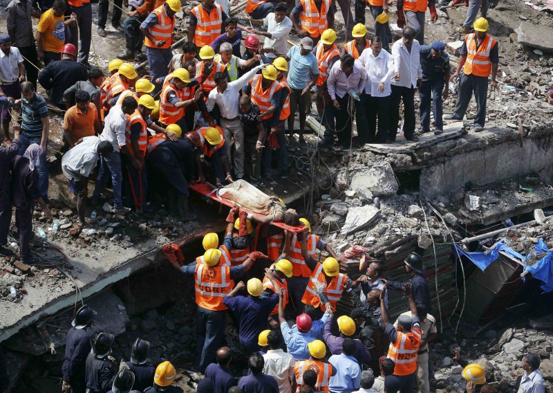 Deseci nestalih u urušavanju zgrade u Mumbaiju