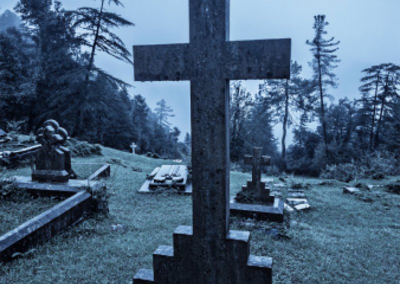 Oštećeno pravoslavno groblje u Čepinu
