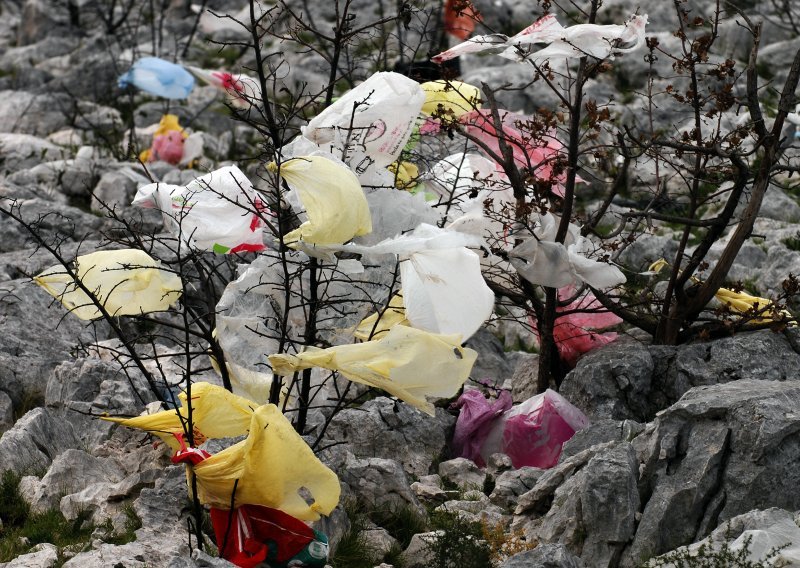 Požar otopio 235 tisuća plastičnih vrećica