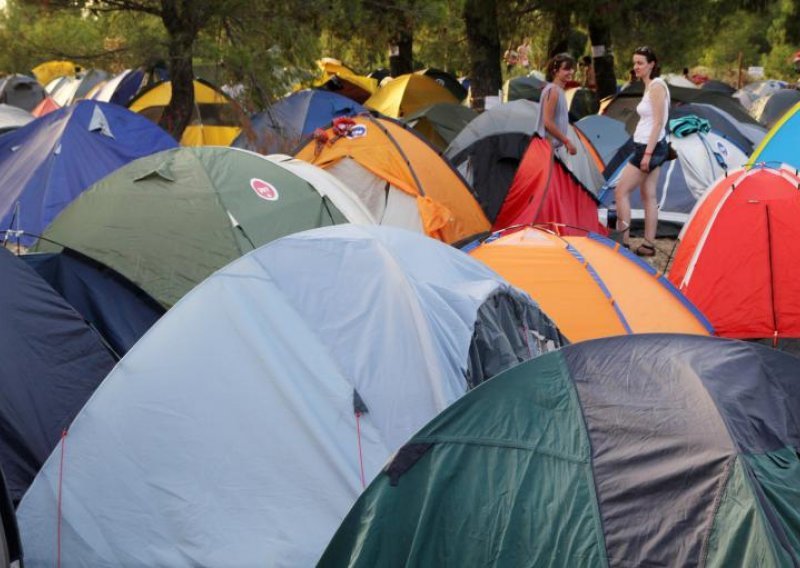 Pijani Slovenac u tri ujutro u kampu galamio i ulazio ljudima u šatore