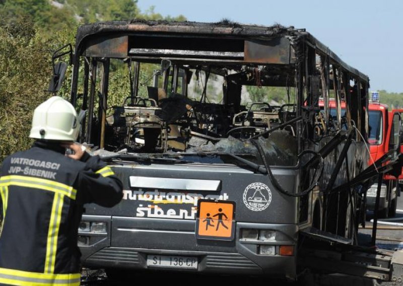 Autobus planuo u vožnji i potpuno izgorio, putnici spašeni
