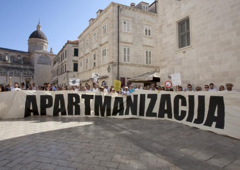 Aktivisti na Stradunu tijelima blokiraju Gradsku vijećnicu