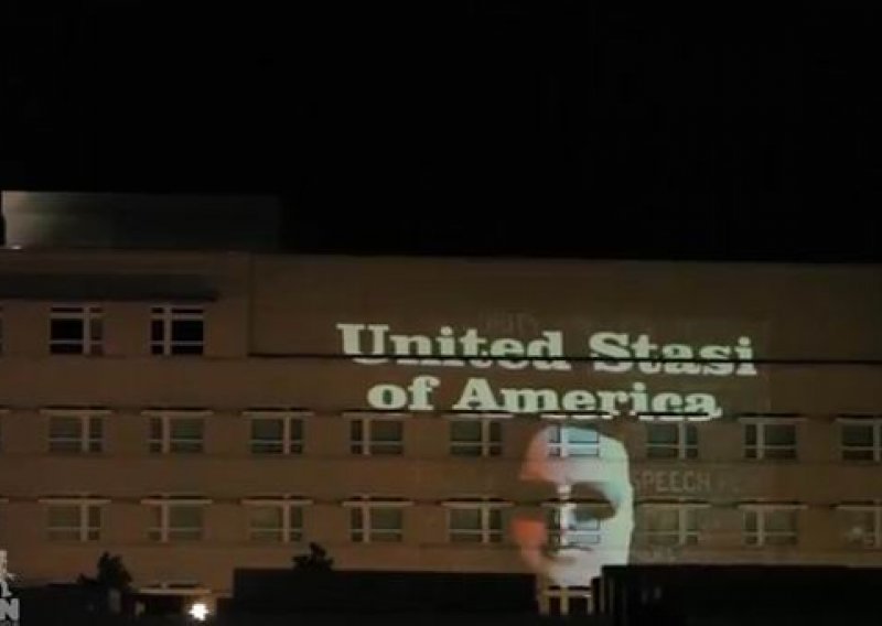 Svjetlom na ambasadi SAD-a napisao 'United Stasi of America'