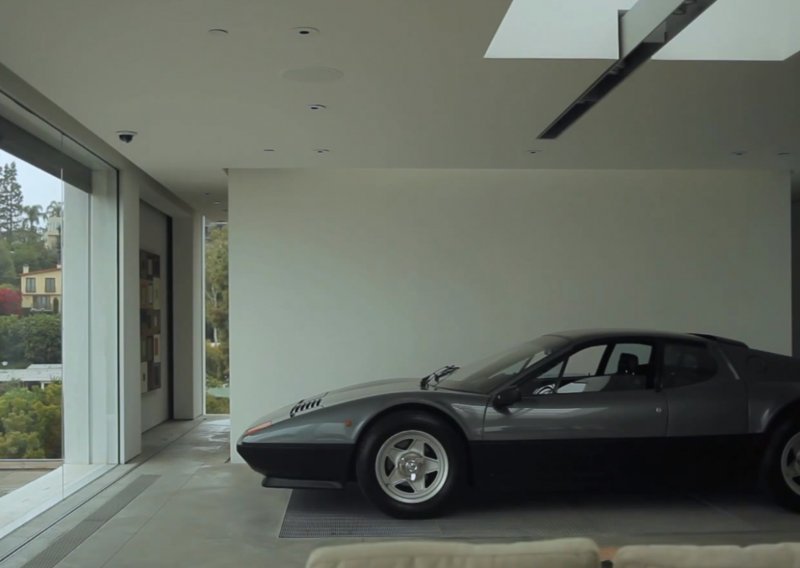 Ovaj čovjek toliko voli svoj Ferrari da mu je napravio kuću