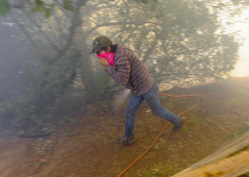 Požar u Kaliforniji se udvostručio i prijeti tisućama kuća