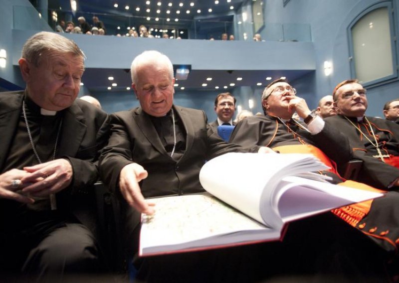 Dodik nastavlja napade na biskupa Komaricu, traži povlačenje izjave