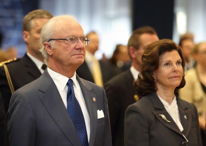 King Carl XVI Gustaf of Sweden visits DOK-ING company