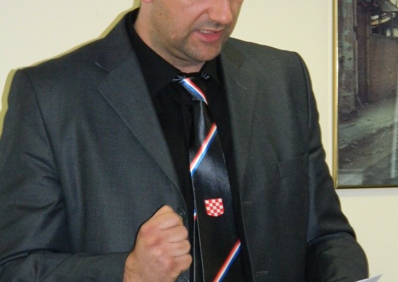 Vijećnik nosio kravatu s hrvatskim grbom koji počinje bijelim poljem