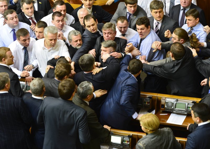 Masovna tučnjava u parlamentu u Kijevu