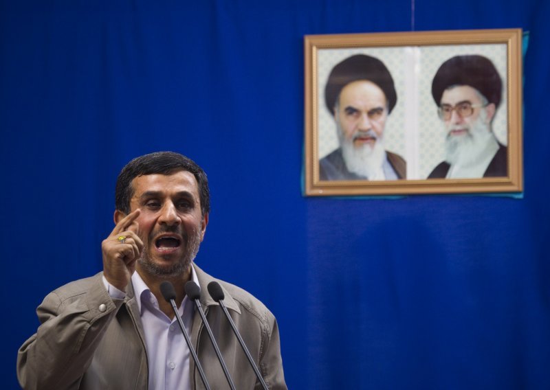 Ahmadinedžad na udaru ajatolaha jer je dirao Chavezovu majku