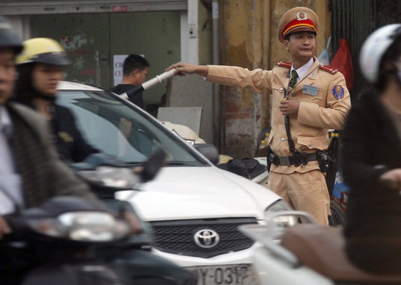 Debeli vijetnamski prometni policajci moraju u urede