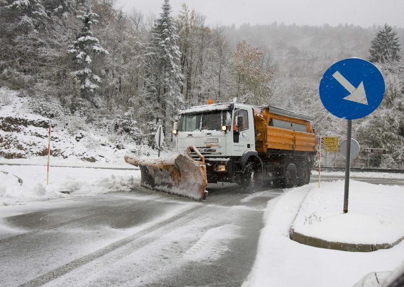 Obustavljena nastava u jugozapadnom dijelu BiH, snijeg blokirao prometnice