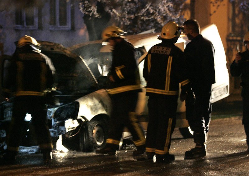 U podmetnutom požaru izgorjela dva automobila i skuter