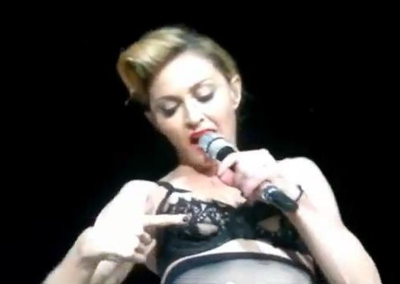 Pogledajte kako je Madonna na koncertu izvela striptiz
