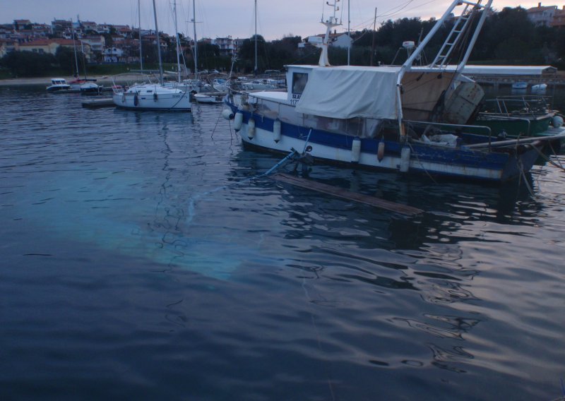 Ronioci pronašli tijelo ribara nestalog u potonuću broda u Šibeniku