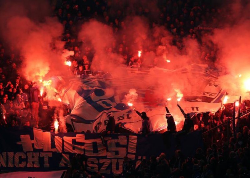 Kazneni progon 60 navijača Schalkea zbog - baklji!