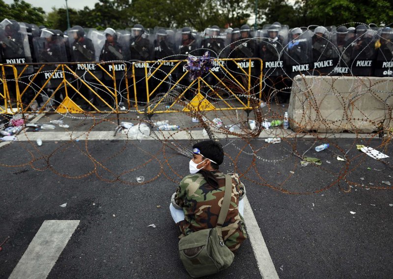 Tajlandska policija suzavcem rastjerivala prosvjednike