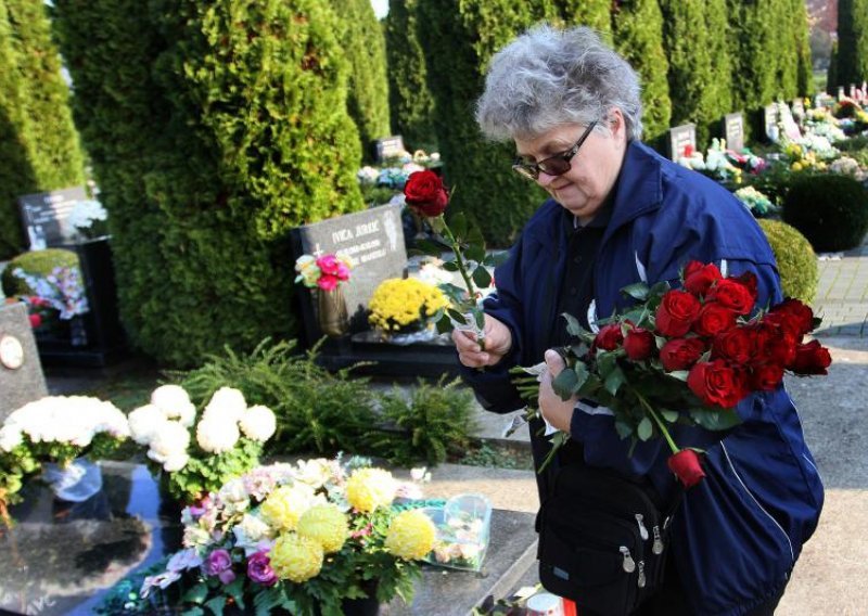 Na grobovima vukovarskih branitelja položeno cvijeće i upaljene svijeće