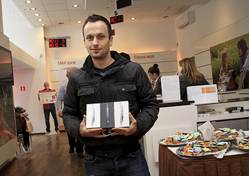 Kupce iPhonea 5 dočekali kavom i kolačima