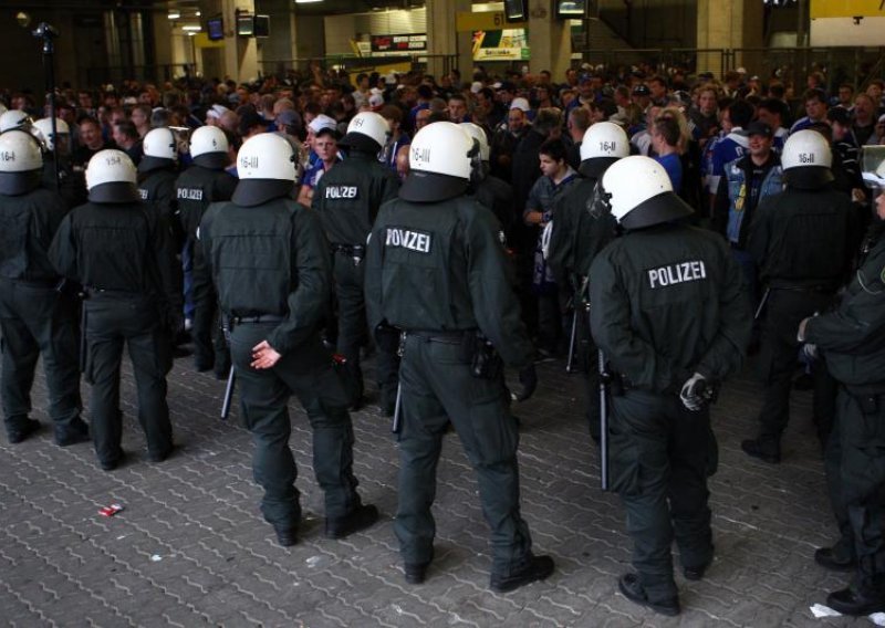 U navijačkom kaosu u Dortmundu uhićeno 180 huligana