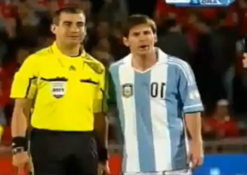 FIFA-in sudac za vrijeme utakmice žicao fotografiju s Messijem!