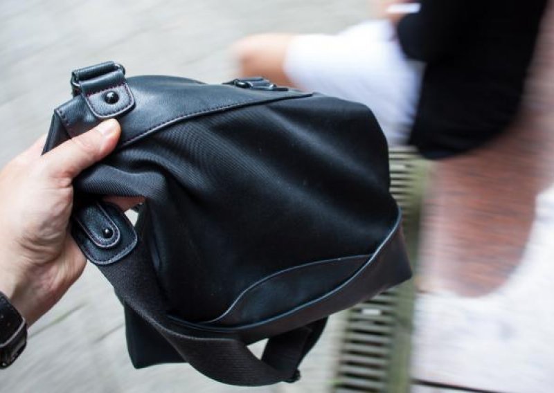 Policija moli vlasnika crne torbice da dođe po svoj novac