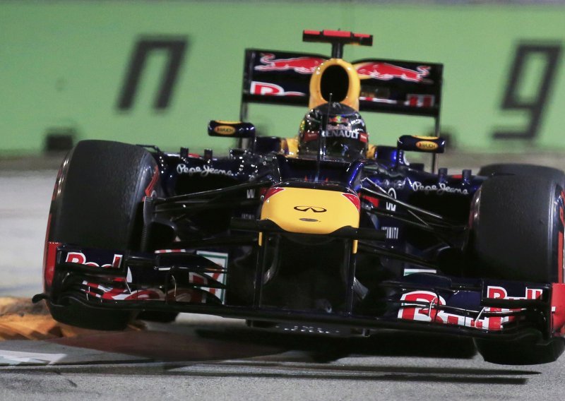 Hamilton odustao, Vettelu VN Singapura