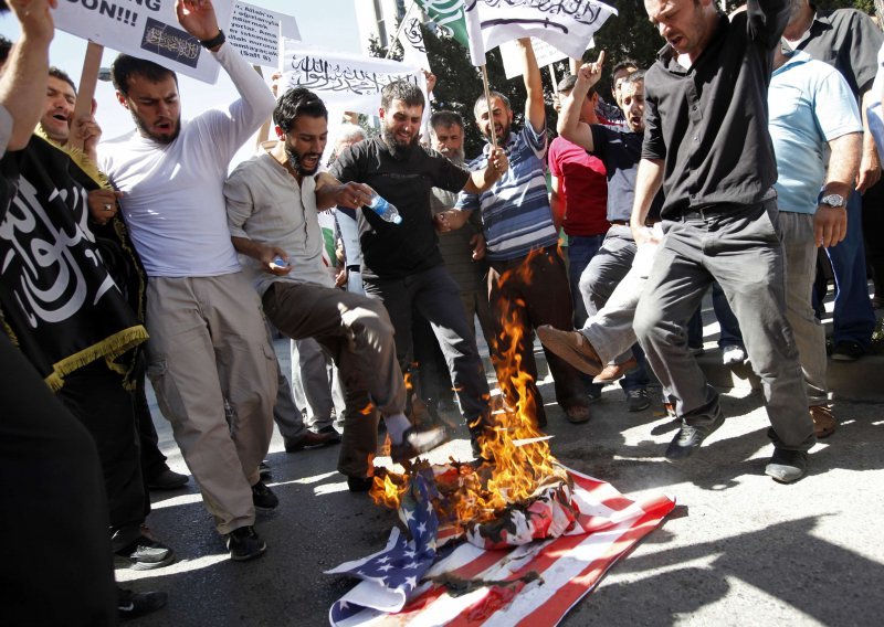 Prosvjednici u Turskoj spalili američku zastavu