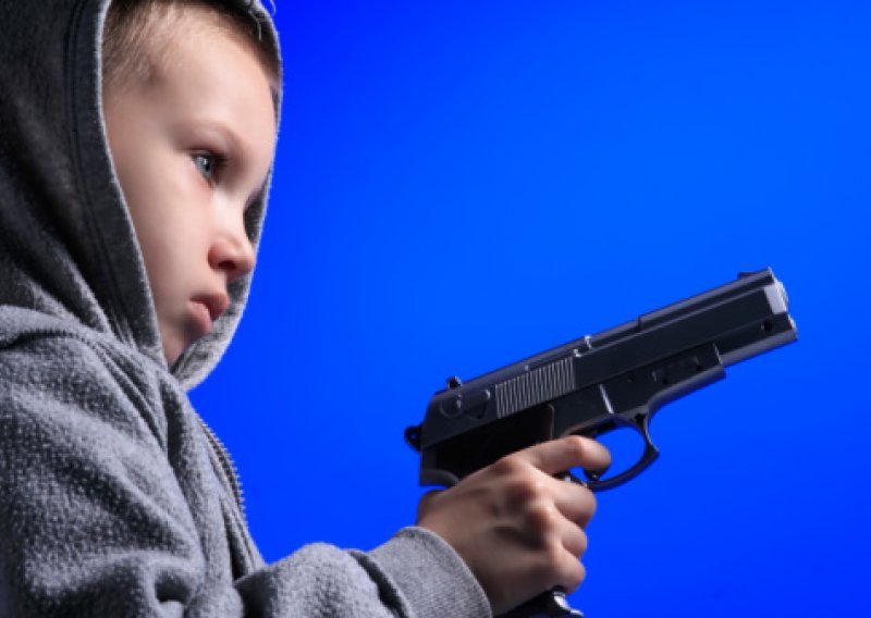 Dječak s pištoljem u školi doveo policiju do obiteljskog arsenala oružja