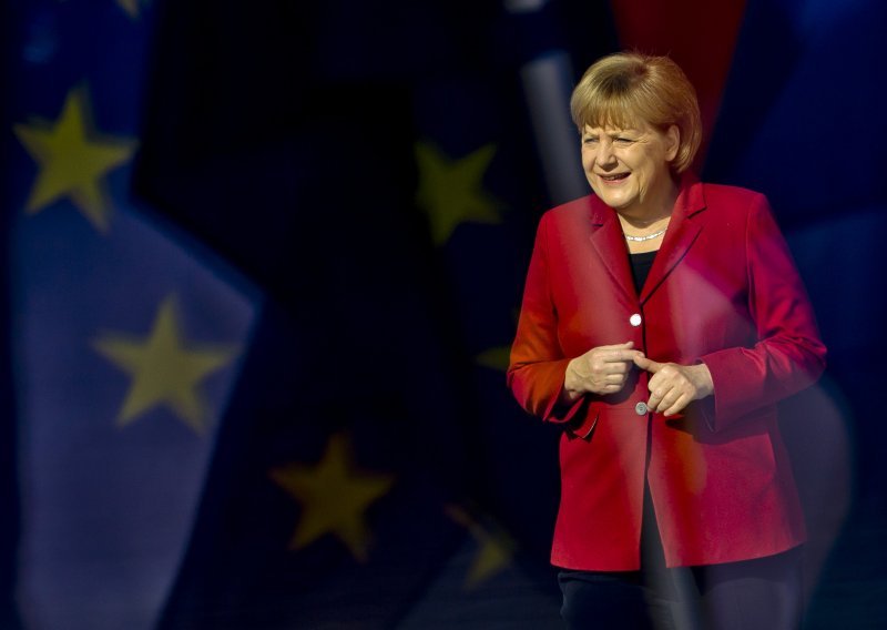 Merkel poručila Hollandeu da moraju donijeti 'neophodne odluke'