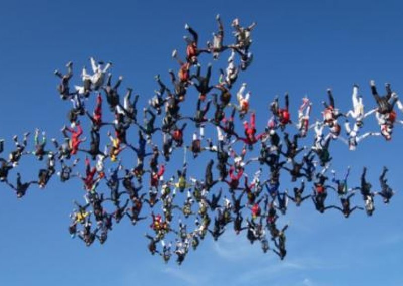 Novi svjetski rekord u grupnom skakanju s padobranom