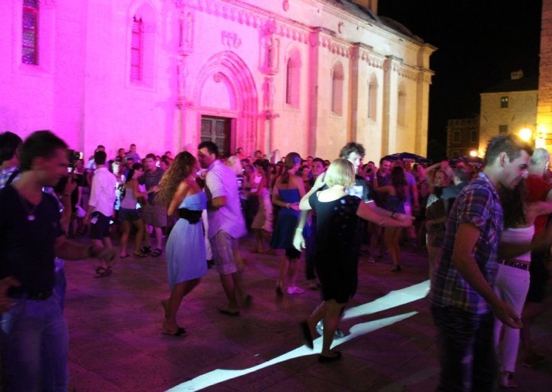 Plesna noć ispred šibenske katedrale