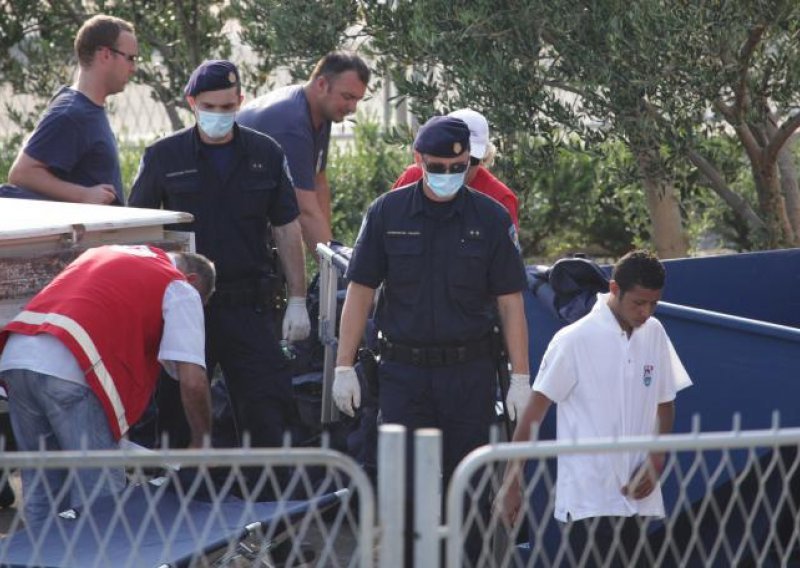 Imigranti pod policijskom pratnjom krenuli u Ježevo