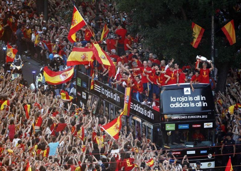 Španjolce dočekao uzavreli Madrid: Živjeli prvaci!