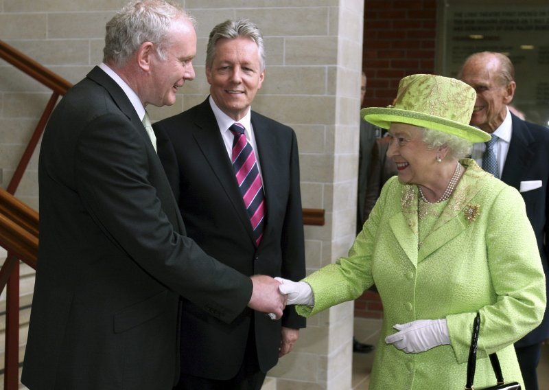 Britanska kraljica rukovala se s bivšim čelnikom IRA-e