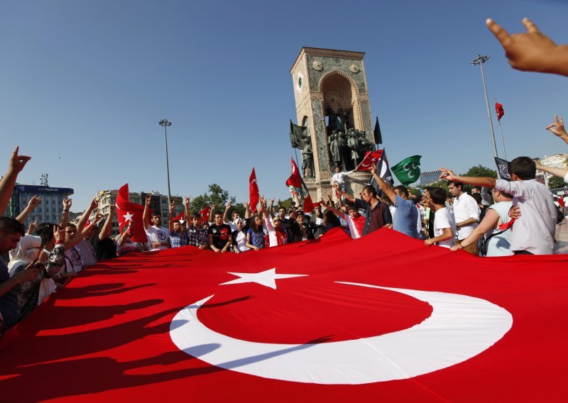 Turska policija privodi profesore koje povezuje s državnim udarom