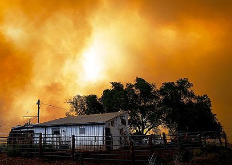 Požar istjerao 11.000 Amerikanaca iz domova