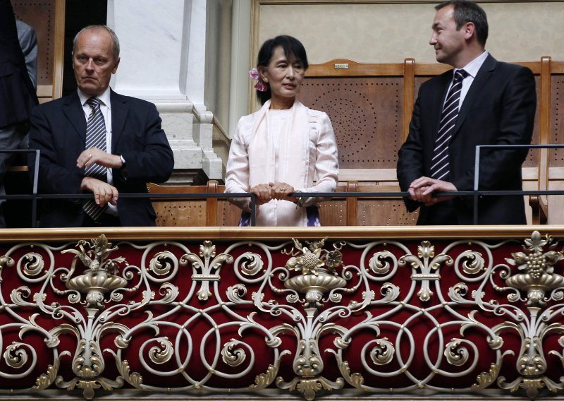 Oslabljena Suu Kyi u Švicarskoj dočekana ovacijama