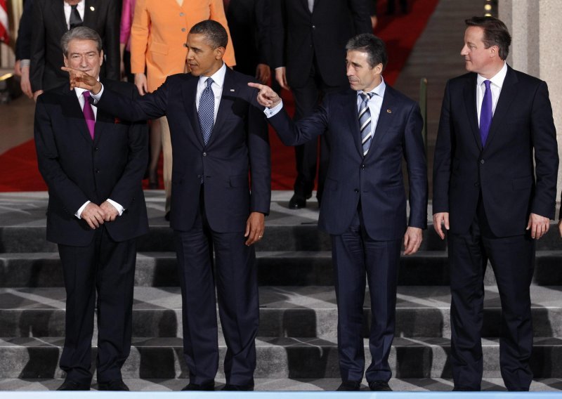 Merkel, Obama i Hollande u globalnom kokošinjcu