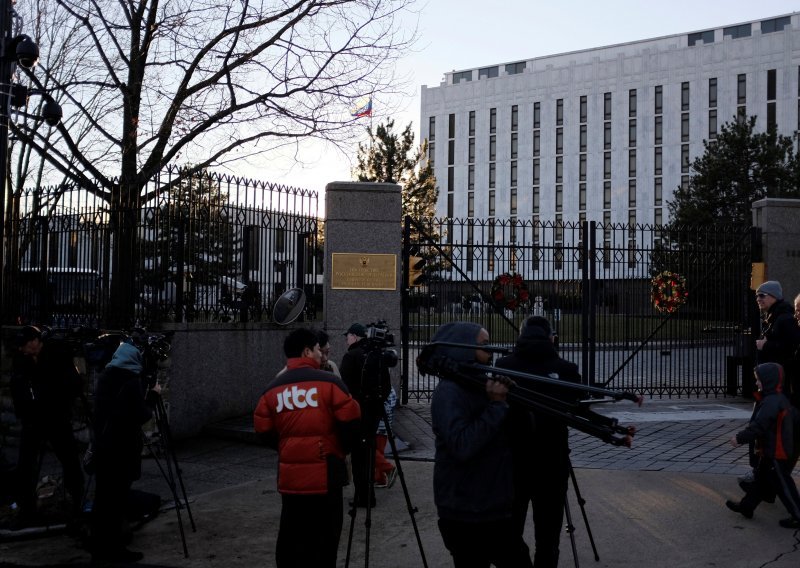 SAD protjerao 35 ruskih diplomata, burna reakcija Rusa