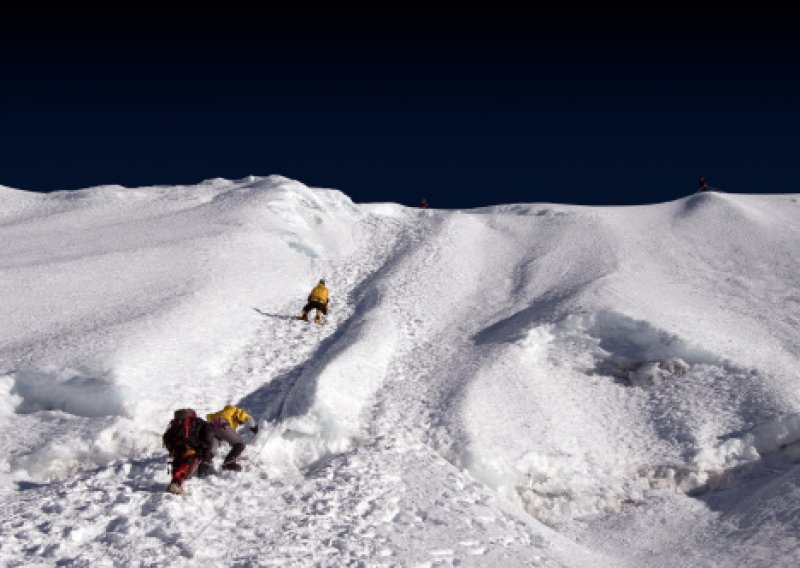 Na Everestu poginulo troje alpinista