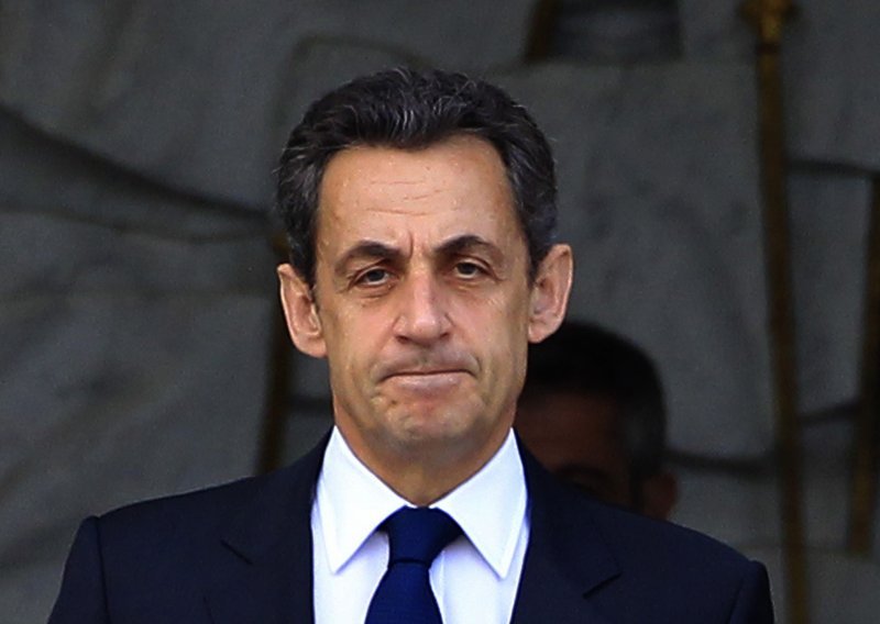 Sarkozy sada iznad glave ima pet mačeva