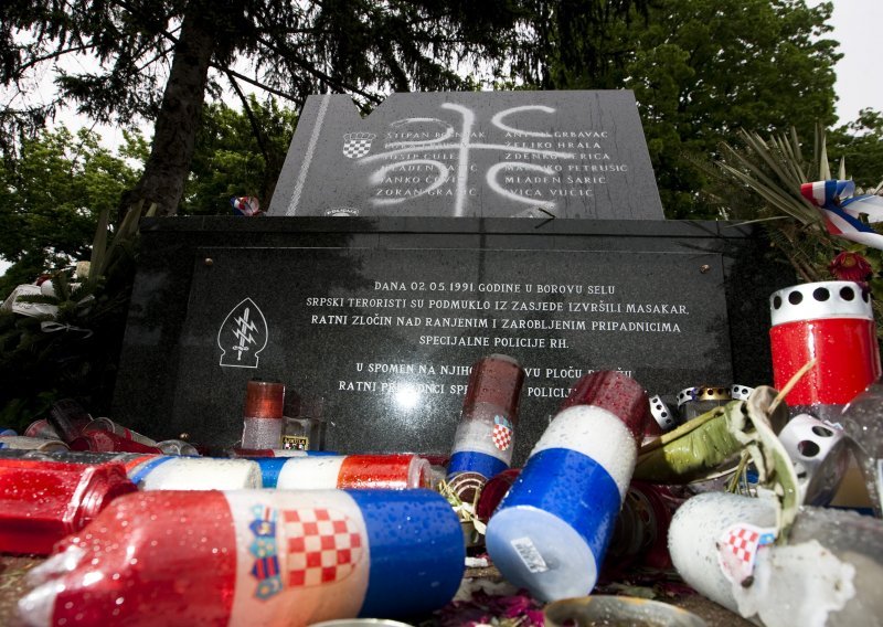 Ispisao četiri 'C' i 'Srbija' po spomeniku ubijenim redarstvenicima