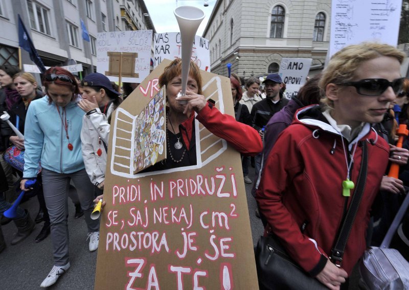 Slovenian public-sector workers on general strike