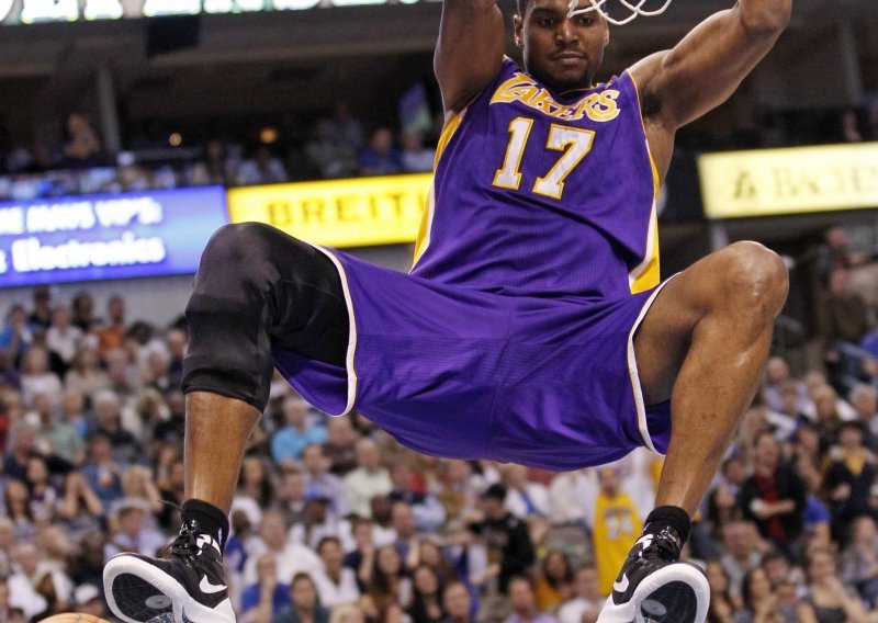 Centar Lakersa Bynum rekordno skakao i očajno šutirao