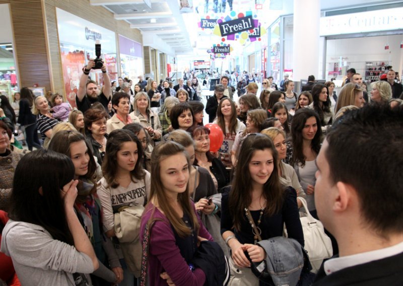 Pogledajte suludu navalu na novi H&M u Zagrebu